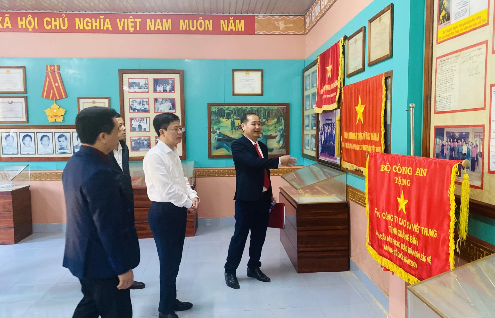 C&aacute;c đại biểu tham quan ph&ograve;ng truyền thống C&ocirc;ng ty Cổ phần Việt Trung Quảng B&igrave;nh - Ảnh: T.L