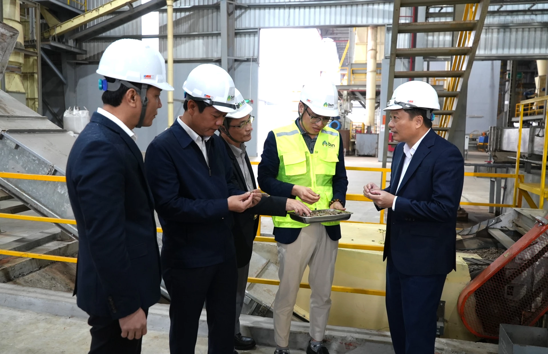 Đồng ch&iacute; L&ecirc; Hồng Vinh, Chủ tịch UBND tỉnh kiểm tra c&aacute;c vi&ecirc;n n&eacute;n th&agrave;nh phẩm sản xuất tại nh&agrave; m&aacute;y - Ảnh: Trung Đức