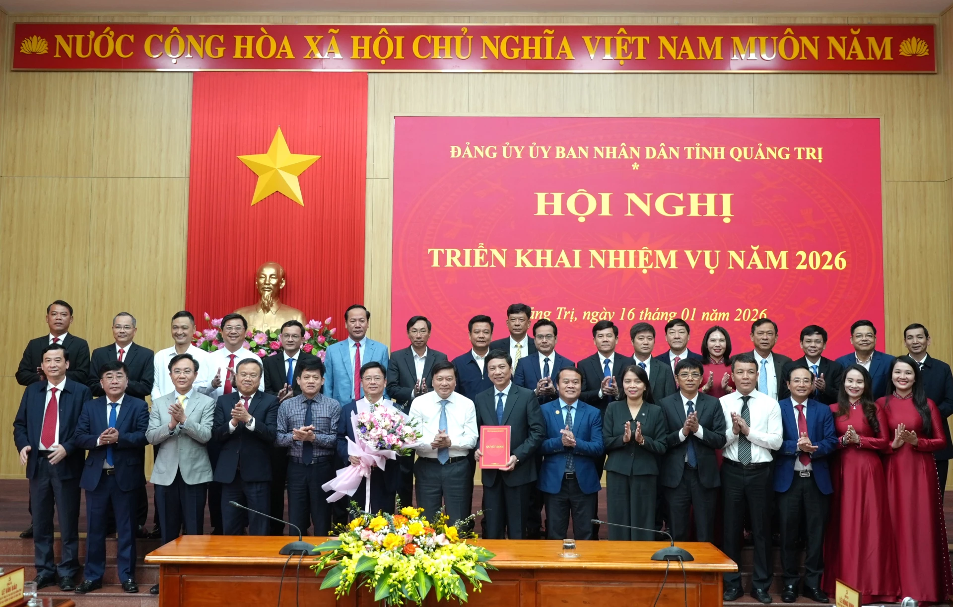 Thay mặt Ban Thường vụ Tỉnh ủy, đồng ch&iacute; L&ecirc; Hồng Vinh, Chủ tịch UBND tỉnh trao quyết định v&agrave; tặng hoa cho Ban Chấp h&agrave;nh Đảng bộ UBND tỉnh nhiệm kỳ 2025 -2030 - Ảnh: Trung Đức