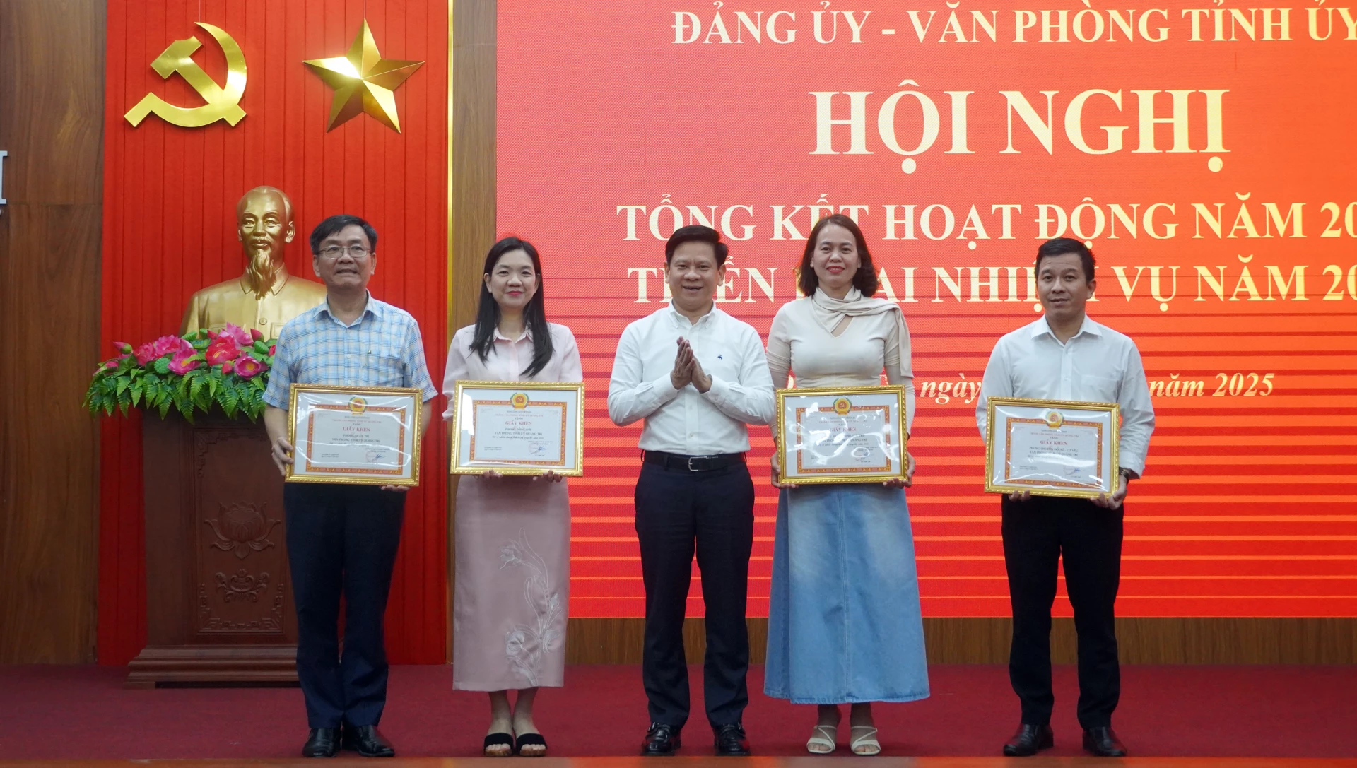 Đồng ch&iacute; Ch&aacute;nh Văn ph&ograve;ng Tỉnh ủy L&ecirc; Vĩnh Thế khen thưởng c&aacute;c tập thể - Ảnh: N.M