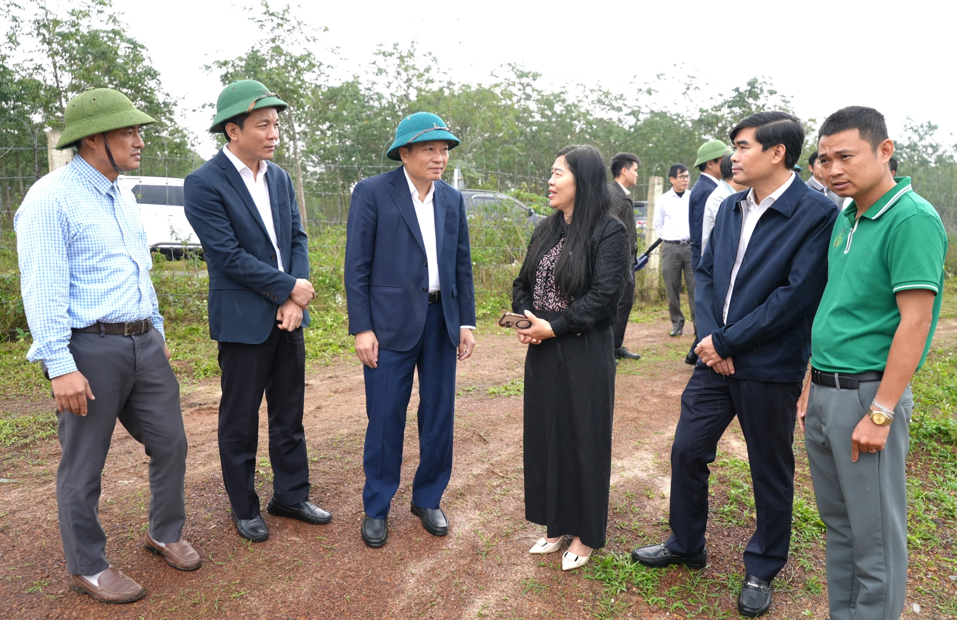 Đồng ch&iacute; L&ecirc; Hồng Vinh, Chủ tịch UBND tỉnh thăm, kiểm tra Trang trại trồng Tre lục tr&uacute;c lấy măng tại x&atilde; Nam Trạch - Ảnh: Trung Đức