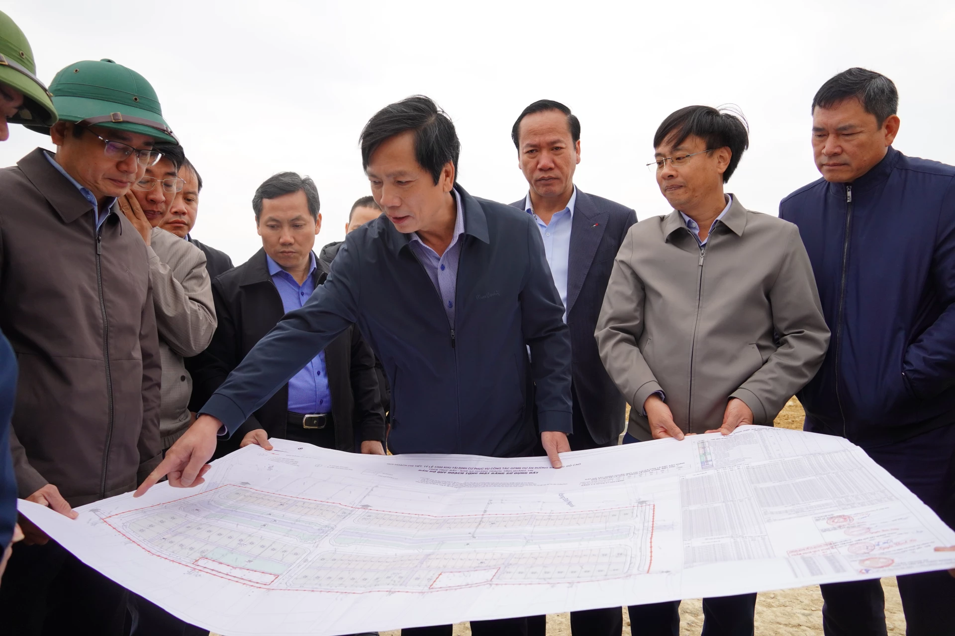Đo&agrave;n c&ocirc;ng t&aacute;c của UBND tỉnh xem bản quy hoạch Khu t&aacute;i định cư x&atilde; Quảng Trạch - Ảnh: H.N
