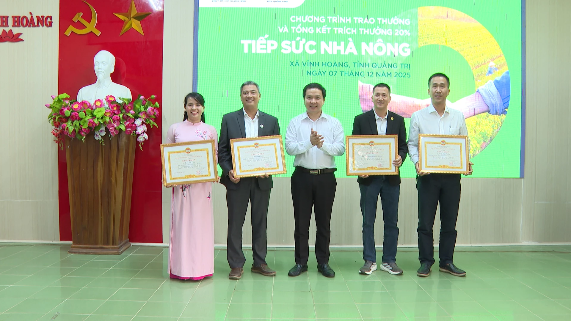 Hội Nông dân tỉnh tặng bằng khen cho các tập thể và cá nhân có thành tích trong tham gia chương trình - Ảnh: QN