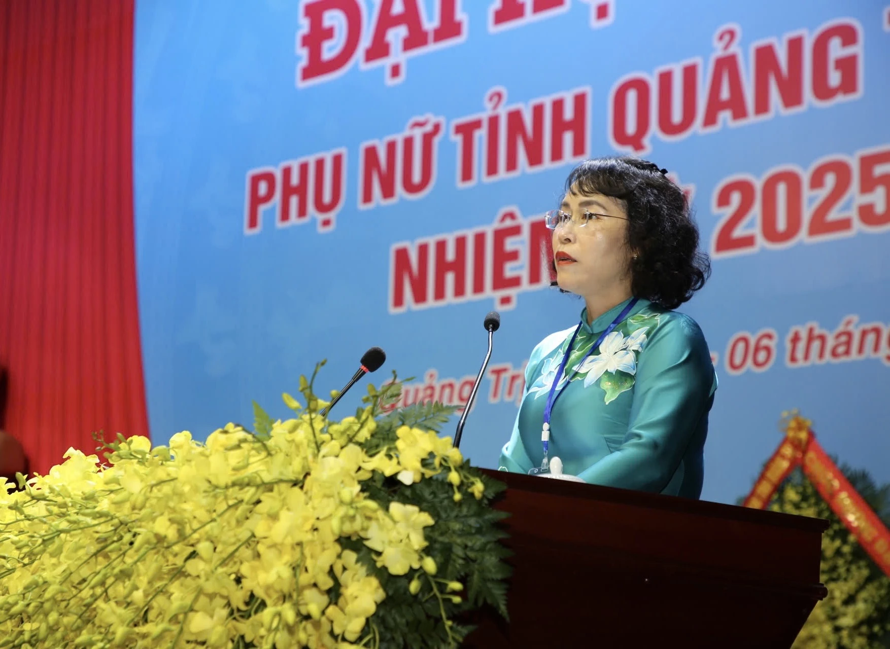 Bà Nguyễn Thị Bích Thủy - Phó Chủ tịch Ủy ban MTTQ Việt Nam tỉnh, Chủ tịch Hội LHPN tỉnh điều hành đại hội - Ảnh: NL