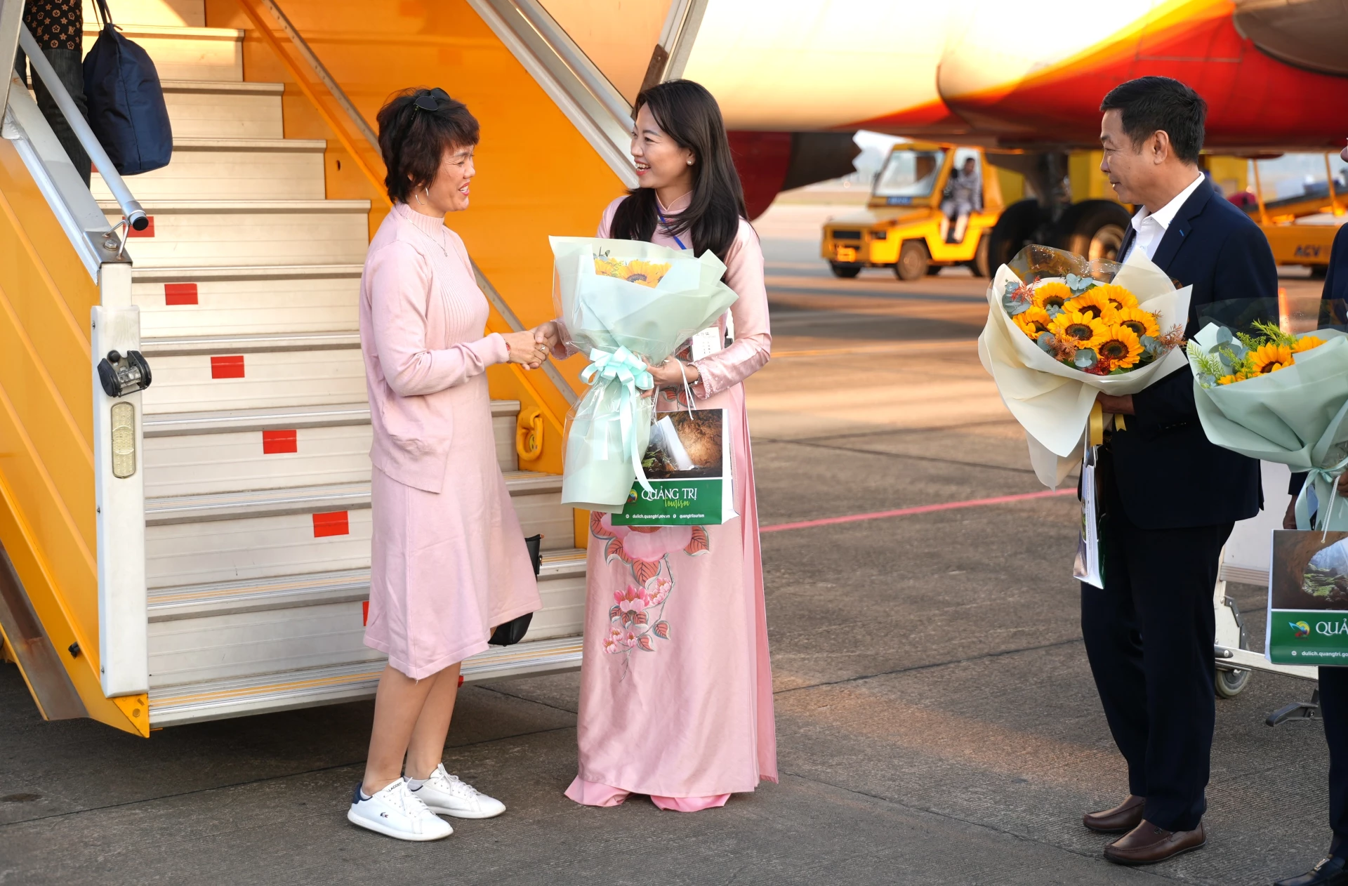 L&atilde;nh đạo Sở Văn h&oacute;a, Thể thao v&agrave; Du lịch tr&ograve; chuyện c&ugrave;ng vị kh&aacute;ch đầu ti&ecirc;n đặt ch&acirc;n xuống s&acirc;n bay Đồng Hới trong năm 2026 - Ảnh: Trung Đức