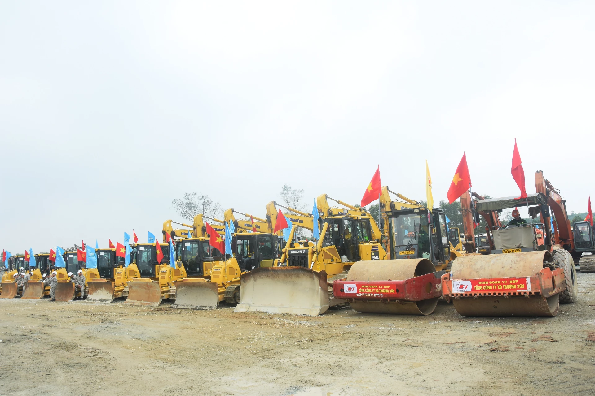 Xe máy, nhân lực được huy động để triển khai dự án sau lễ khởi công - Ảnh: ĐV