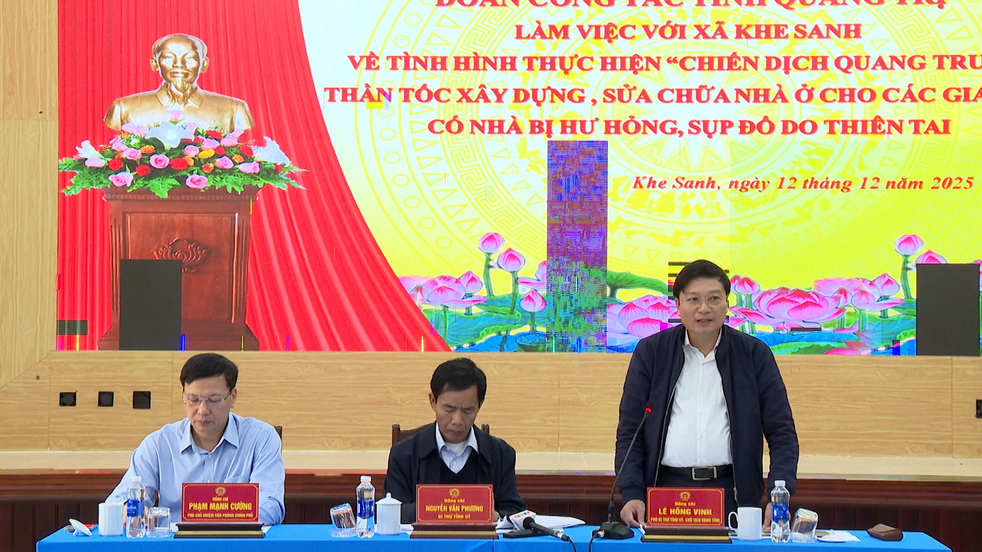 Đồng chí Lê Hồng Vinh, Phó Bí thư Tỉnh ủy, Chủ tịch UBND tỉnh chỉ đạo các sở ban ngành và địa phương về phương án thi công công trình chống sạt lở