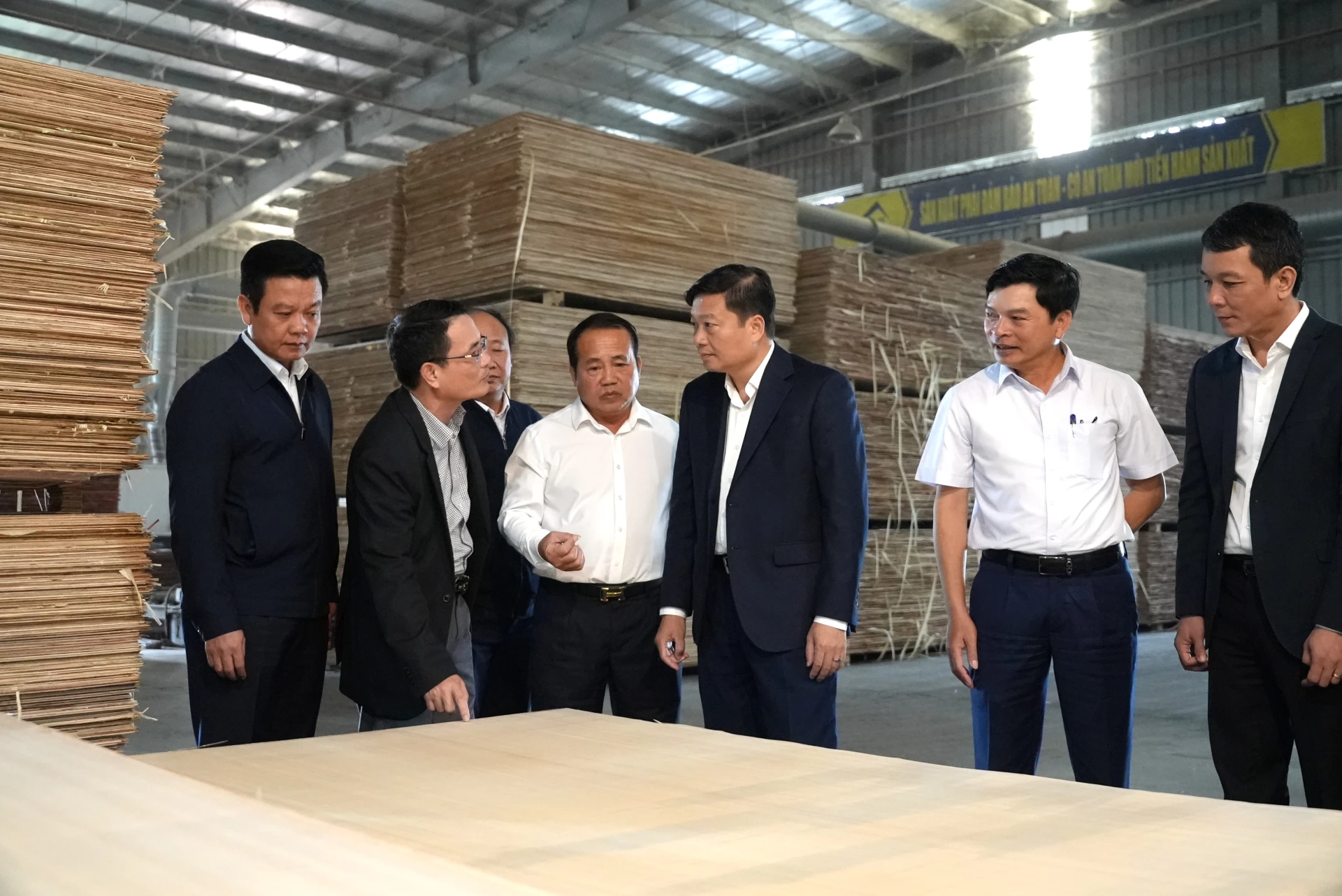 Đồng ch&iacute; L&ecirc; Hồng Vinh, Chủ tịch UBND tỉnh kiểm tra chất lượng c&aacute;c sản phẩm v&aacute;n &eacute;p tại nh&agrave; m&aacute;y Thăng Long - Ảnh: Trung Đức