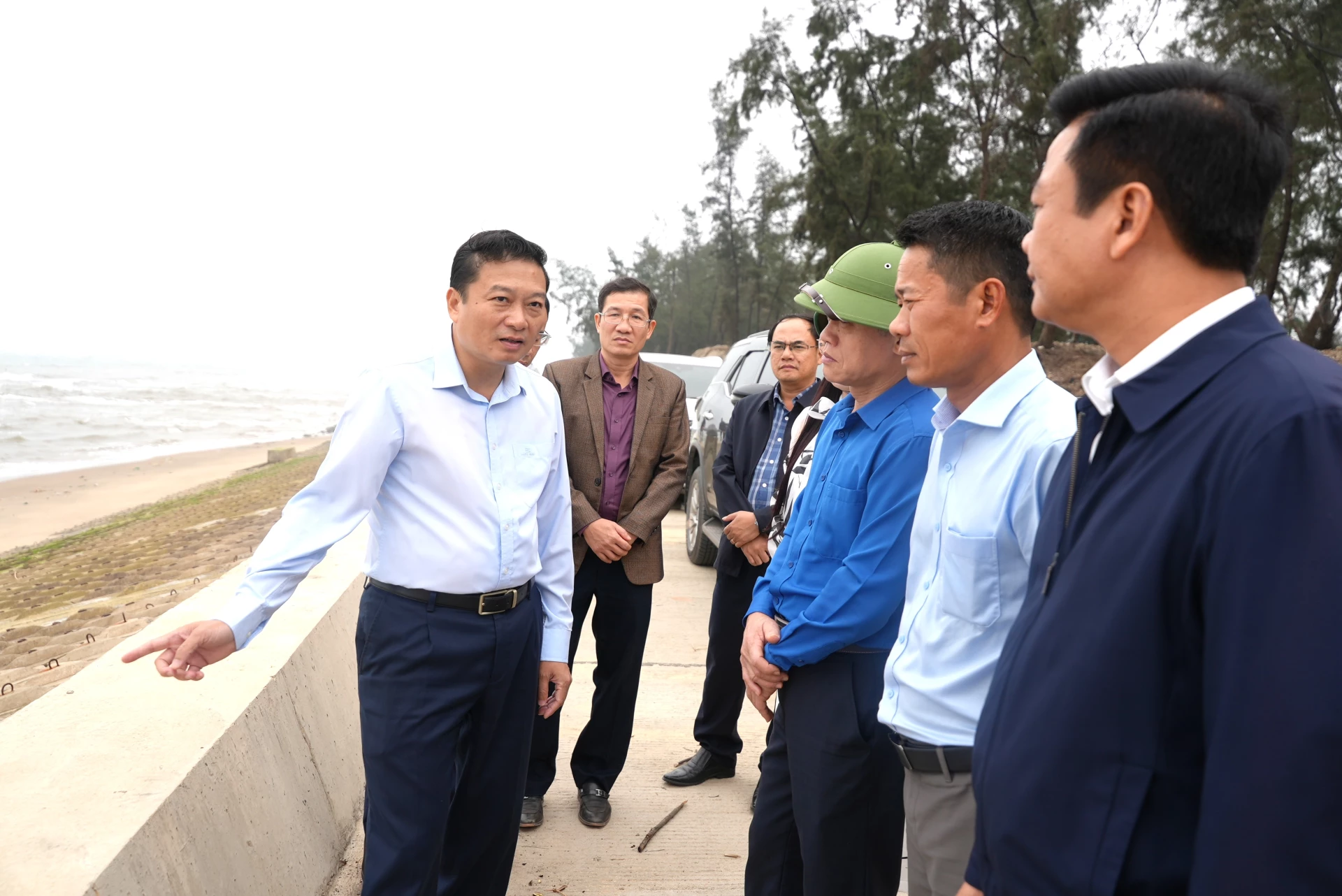 Đồng chí Chủ tịch UBND tỉnh Lê Hồng Vinh kiểm tra công trình kè biển ở phường Bắc Gianh - Ảnh: Trung Đức