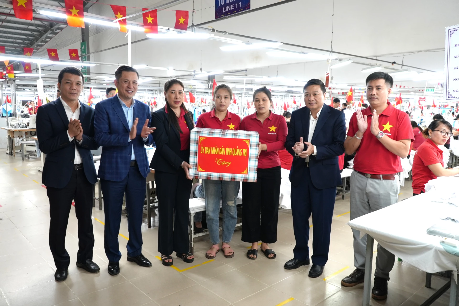 Đồng ch&iacute; L&ecirc; Hồng Vinh, Chủ tịch UBND tỉnh tặng qu&agrave; cho c&ocirc;ng nh&acirc;n x&iacute; nghiệp may H&agrave; Quảng - Ảnh: Trung Đức