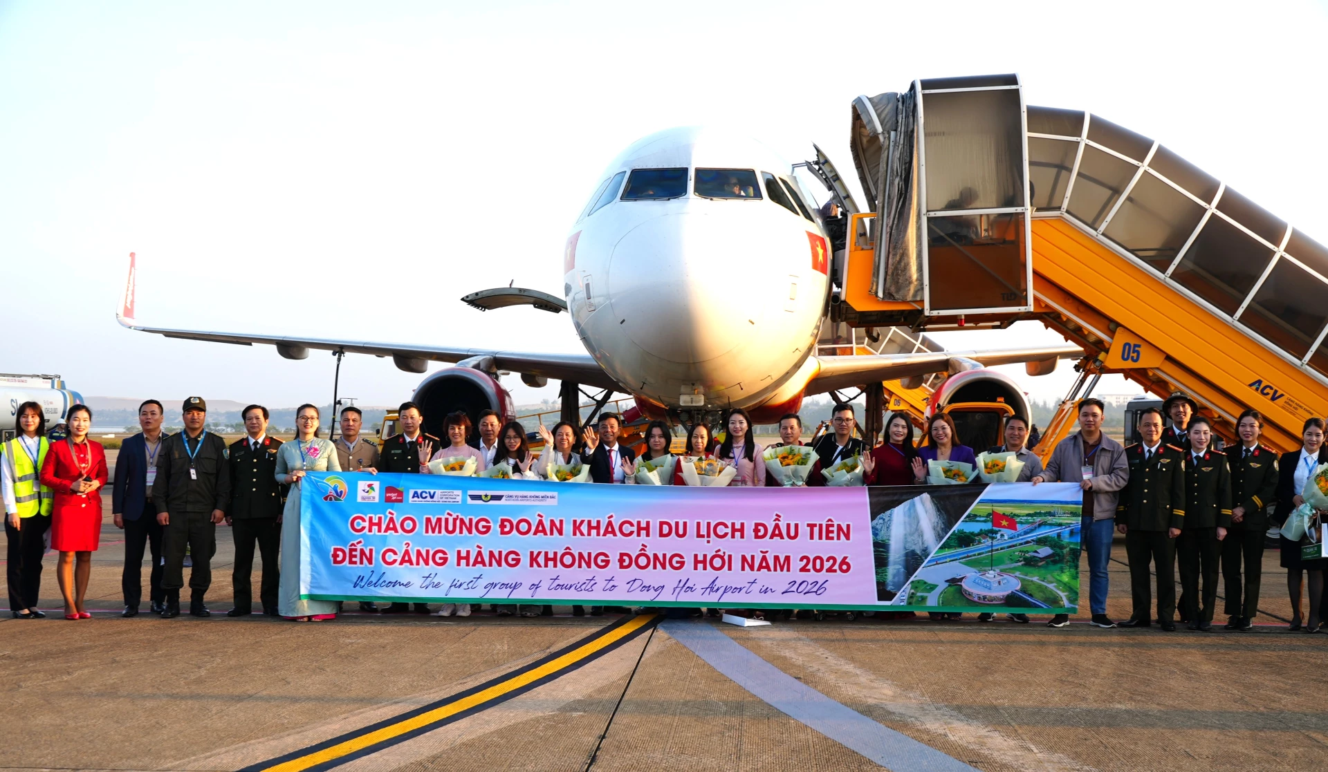 L&atilde;nh đạo Sở Văn h&oacute;a, Thể thao v&agrave; Du lịch c&ugrave;ng c&aacute;c đơn vị c&oacute; li&ecirc;n quan tặng hoa cho phi h&agrave;nh đo&agrave;n tr&ecirc;n Chuyến bay mang số hiệu VJ260 đến Quảng Trị - Ảnh: Trung Đức