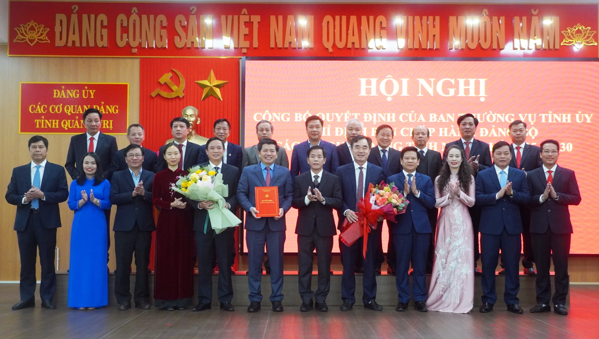 Đồng chí Nguyễn Văn Phương, Bí thư Tỉnh ủy tặng hoa chúc mừng Ban chấp hành Đảng bộ Các cơ quan Đảng tỉnh nhiệm kỳ 2025-2030 - Ảnh: N.M