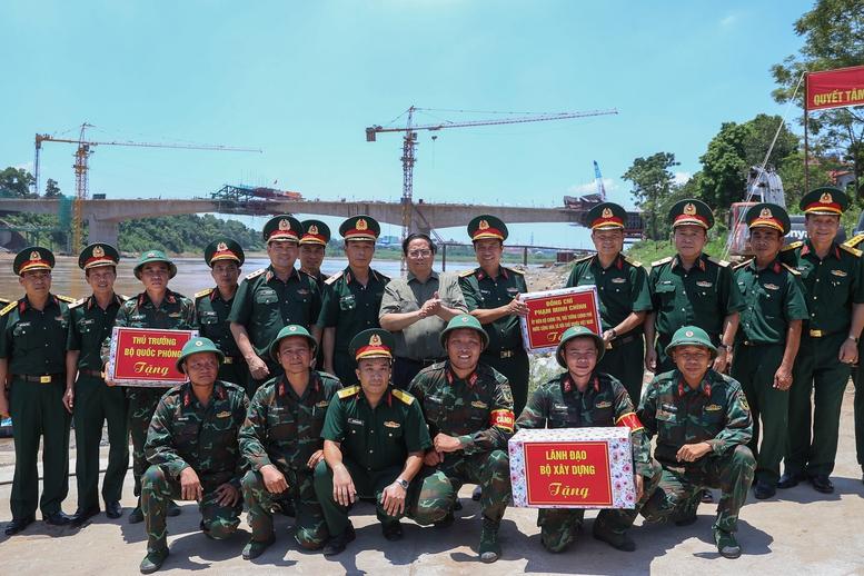 Thủ tướng kiểm tra tiến độ cầu Phong Châu, chỉ đạo triển khai tuyến cao tốc mới tại Phú Thọ- Ảnh 6.