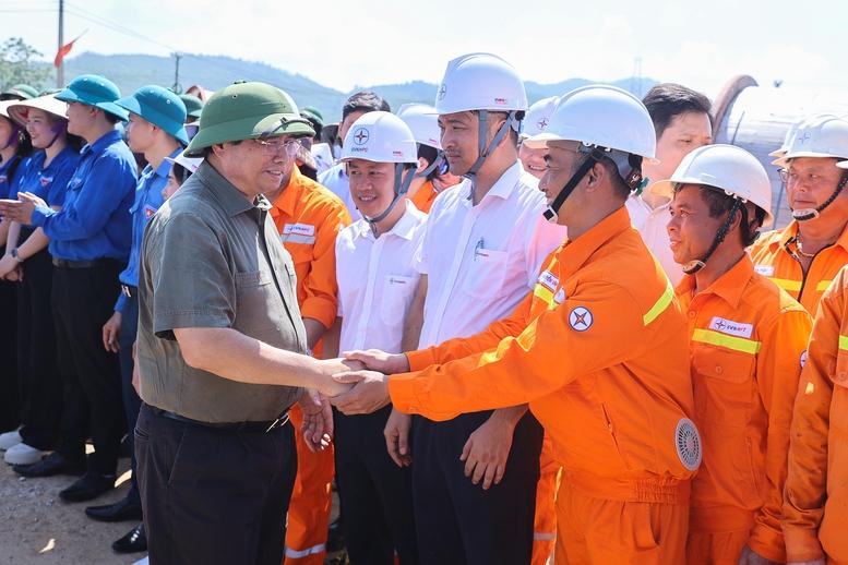 Thủ tướng: Dứt khoát hoàn thành đường dây 500 kV Lào Cai-Vĩnh Yên trong 6 tháng thay vì 2 năm- Ảnh 5. Thủ tướng: Dứt khoát hoàn thành đường dây 500 kV Lào Cai-Vĩnh Yên trong 6 tháng thay vì 2 năm- Ảnh 5.