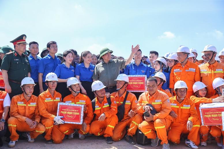 Thủ tướng: Dứt khoát hoàn thành đường dây 500 kV Lào Cai-Vĩnh Yên trong 6 tháng thay vì 2 năm- Ảnh 6. Thủ tướng: Dứt khoát hoàn thành đường dây 500 kV Lào Cai-Vĩnh Yên trong 6 tháng thay vì 2 năm- Ảnh 6.