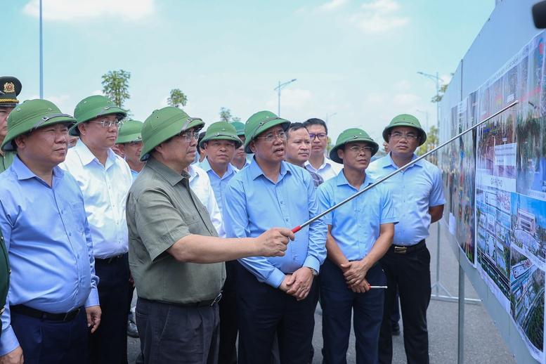 Thủ tướng kiểm tra tiến độ cầu Phong Châu, chỉ đạo triển khai tuyến cao tốc mới tại Phú Thọ- Ảnh 7.