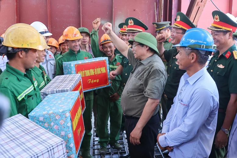 Thủ tướng kiểm tra tiến độ cầu Phong Châu, chỉ đạo triển khai tuyến cao tốc mới tại Phú Thọ- Ảnh 4.