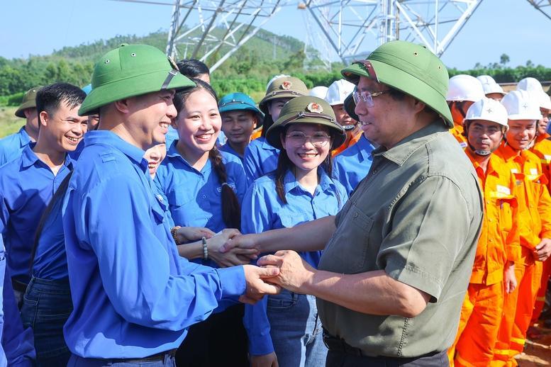 Thủ tướng: Dứt khoát hoàn thành đường dây 500 kV Lào Cai-Vĩnh Yên trong 6 tháng thay vì 2 năm- Ảnh 1. Thủ tướng: Dứt khoát hoàn thành đường dây 500 kV Lào Cai-Vĩnh Yên trong 6 tháng thay vì 2 năm- Ảnh 1.