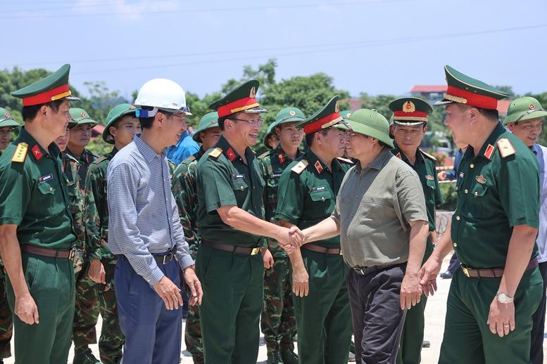Thủ tướng kiểm tra tiến độ cầu Phong Châu, chỉ đạo triển khai tuyến cao tốc mới tại Phú Thọ- Ảnh 1.