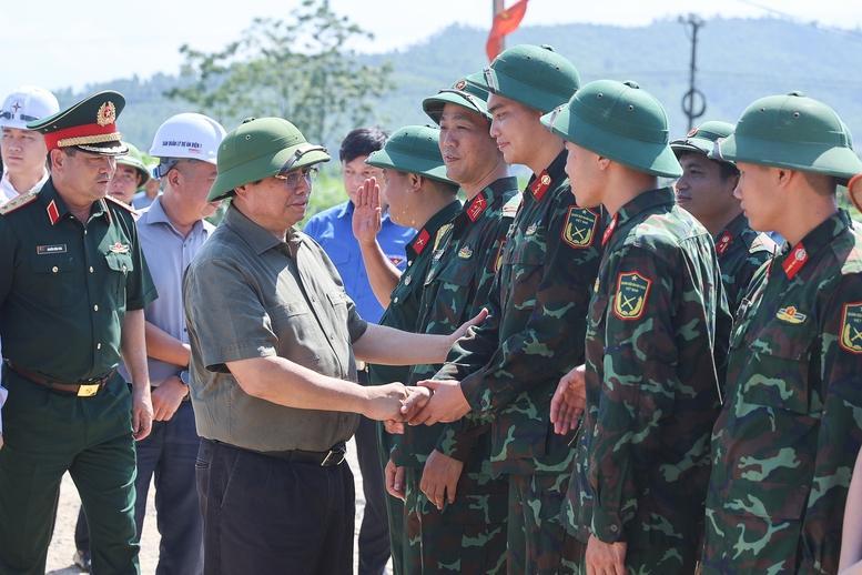 Thủ tướng: Dứt khoát hoàn thành đường dây 500 kV Lào Cai-Vĩnh Yên trong 6 tháng thay vì 2 năm- Ảnh 4. Thủ tướng: Dứt khoát hoàn thành đường dây 500 kV Lào Cai-Vĩnh Yên trong 6 tháng thay vì 2 năm- Ảnh 4.