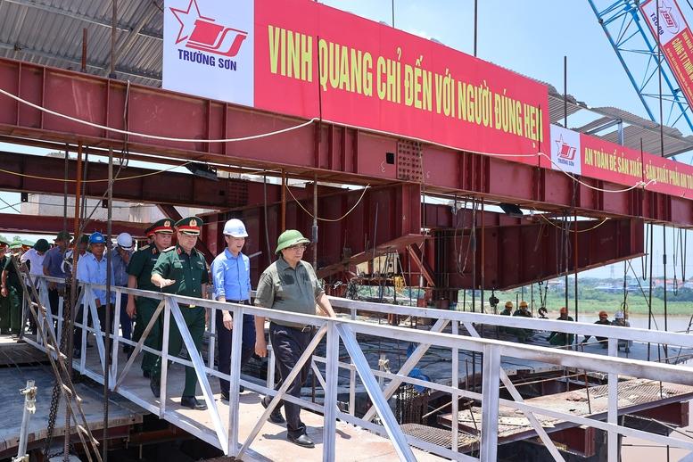 Thủ tướng kiểm tra tiến độ cầu Phong Châu, chỉ đạo triển khai tuyến cao tốc mới tại Phú Thọ- Ảnh 2.