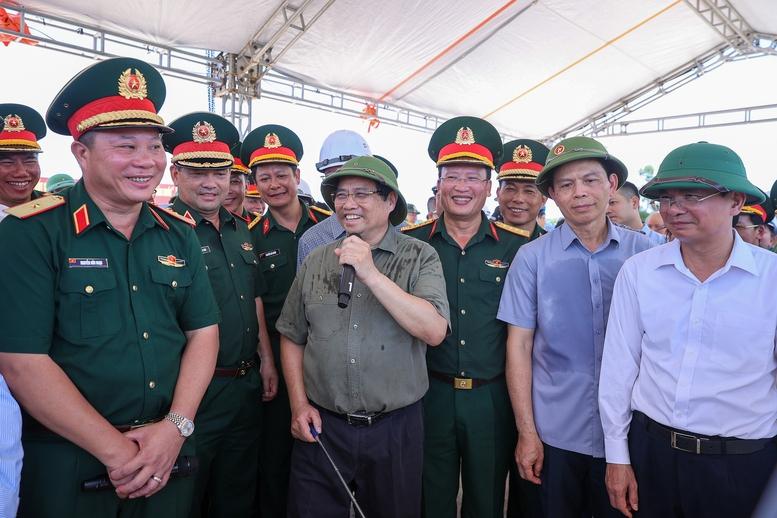 Thủ tướng kiểm tra tiến độ cầu Phong Châu, chỉ đạo triển khai tuyến cao tốc mới tại Phú Thọ- Ảnh 3.