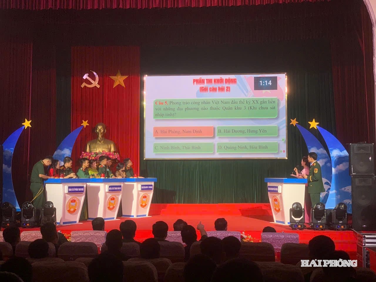 Các đội tranh tài trong phần thi kiến thức