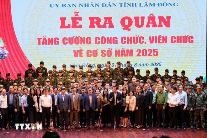 Trong 730 người được tỉnh Lâm Đồng biệt phái về cơ sở, có 260 công chức, viên chức được cử về nhằm giải tỏa áp lực về khối lượng công việc cho chính quyền cấp xã hiện nay. (Ảnh: Chu Quốc Hùng/TTXVN) lam-dong-biet-phai-hang-tram-can-bo-cong-chuc-cap-tinh-ve-co-so-0108.jpg