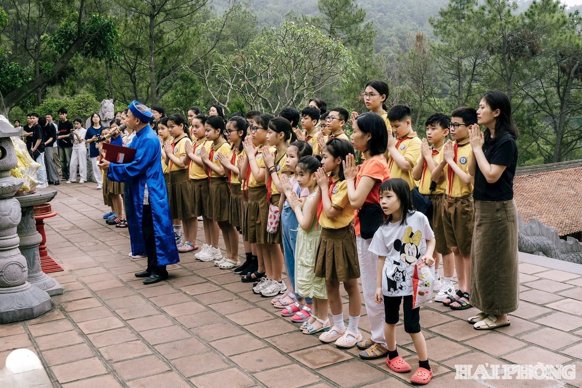 hoc-sinh-tham-quan-2.jpg