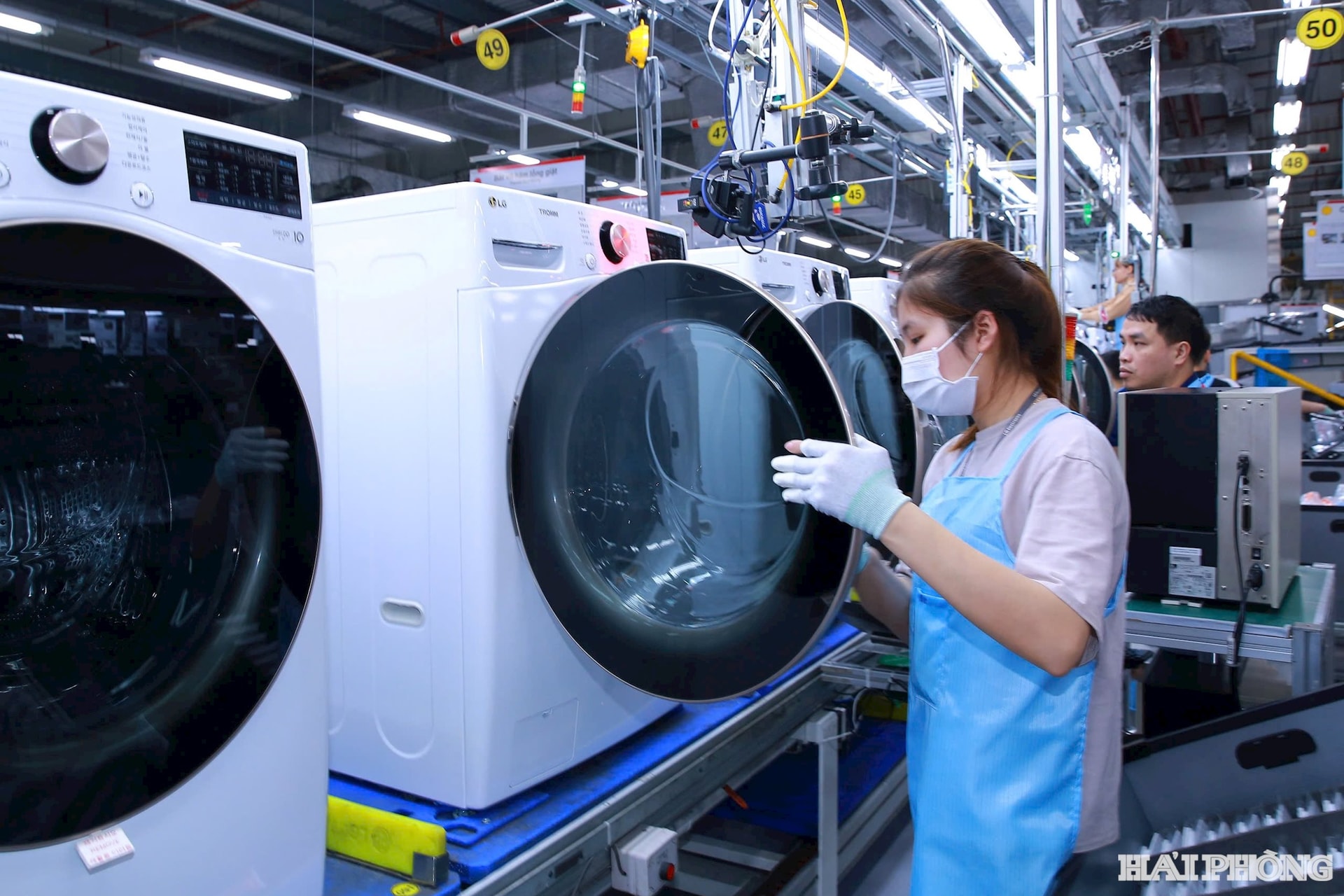 Công nhân Công ty LG Electronic trên dây chuyền sản xuất máy giặt xuất khẩu. Ảnh: DUY THÍNH