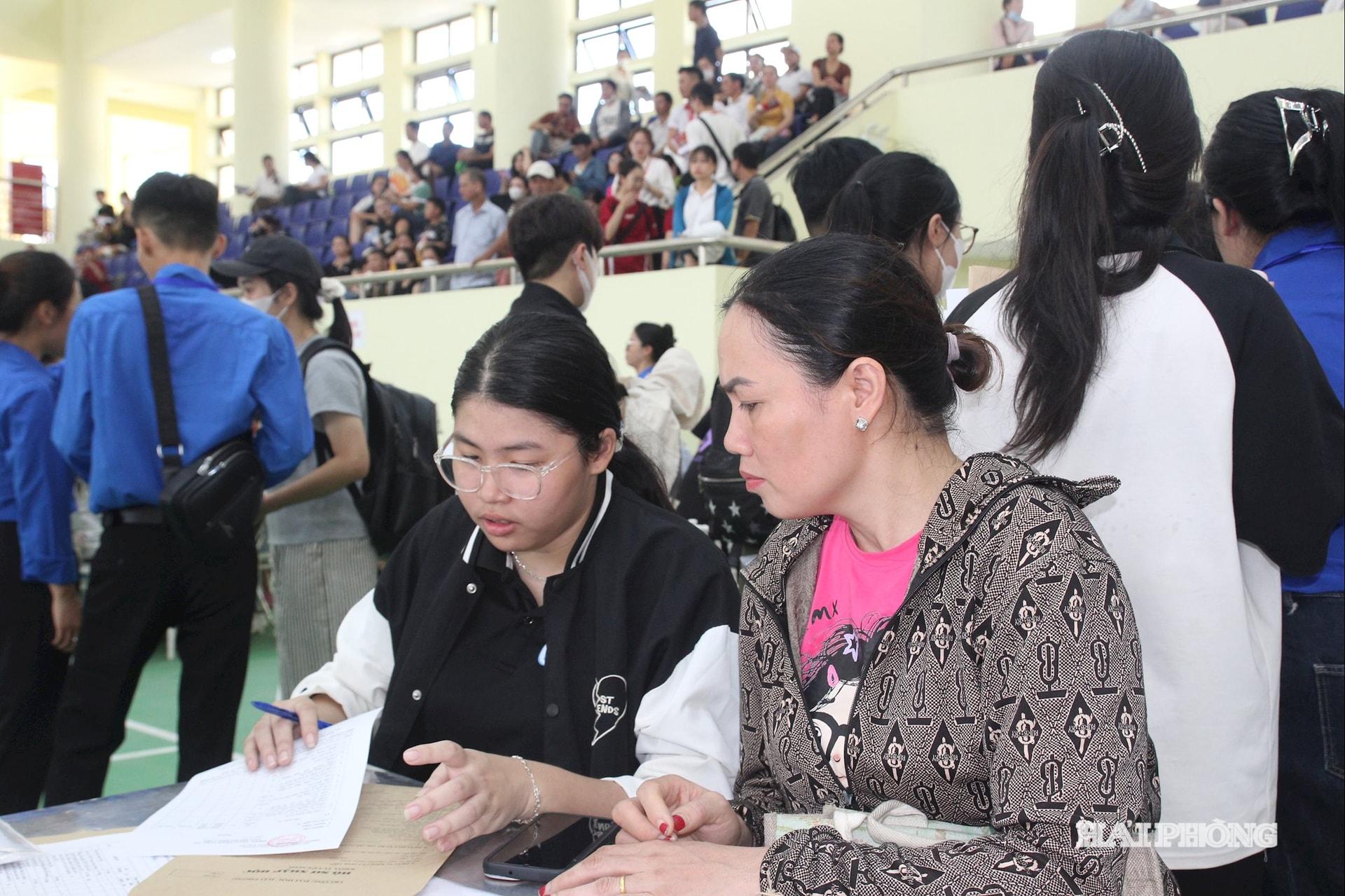 Phụ huynh đồng hành với con đi làm thủ tục nhập học