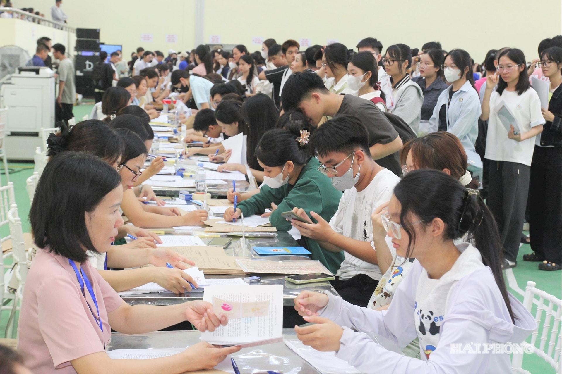 Cán bộ nhà trường hướng dẫn, tiếp nhận hồ sơ nhập học