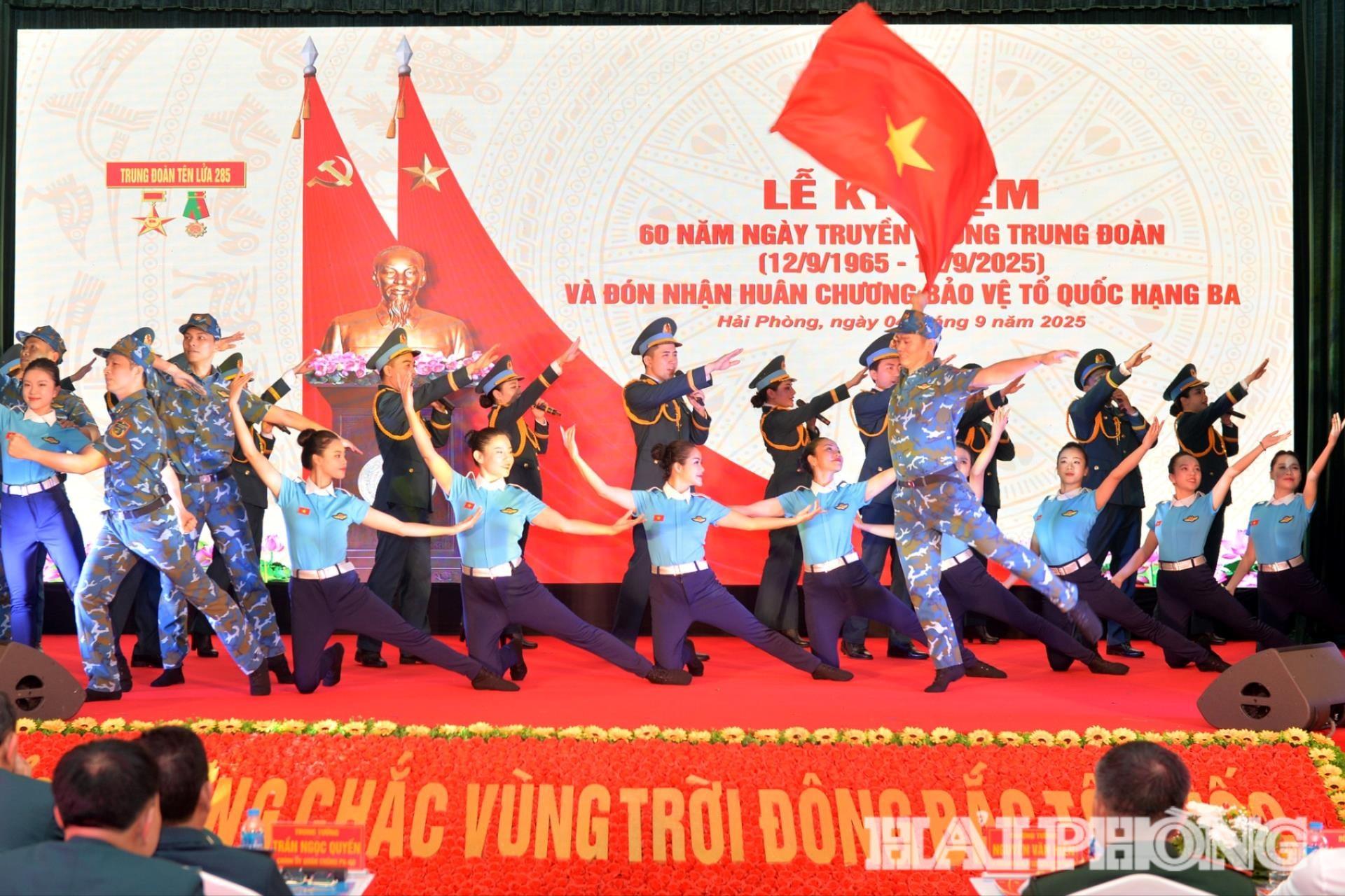 Biểu diễn văn nghệ chào mừng tại lễ kỷ niệm.