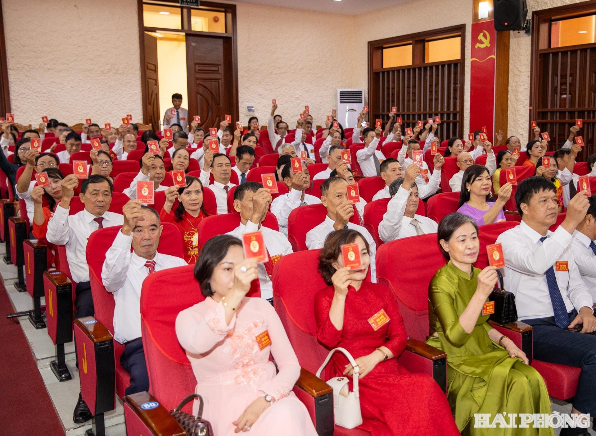 Các đại biểu biểu quyết thông các nghị quyết kỳ họp