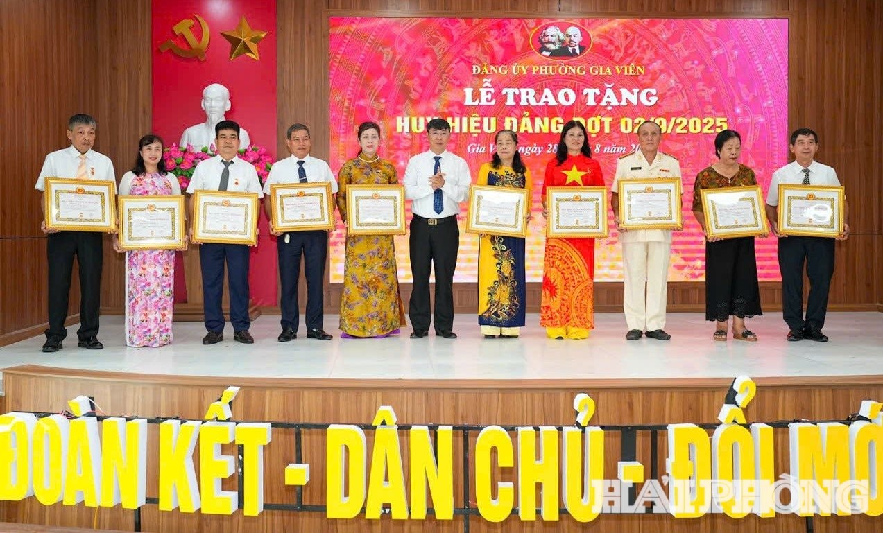 Đồng chí Chu Thanh Lương, Chủ tịch UBND phường Gia Viên trao huy hiệu Đảng tặng các đảng viên