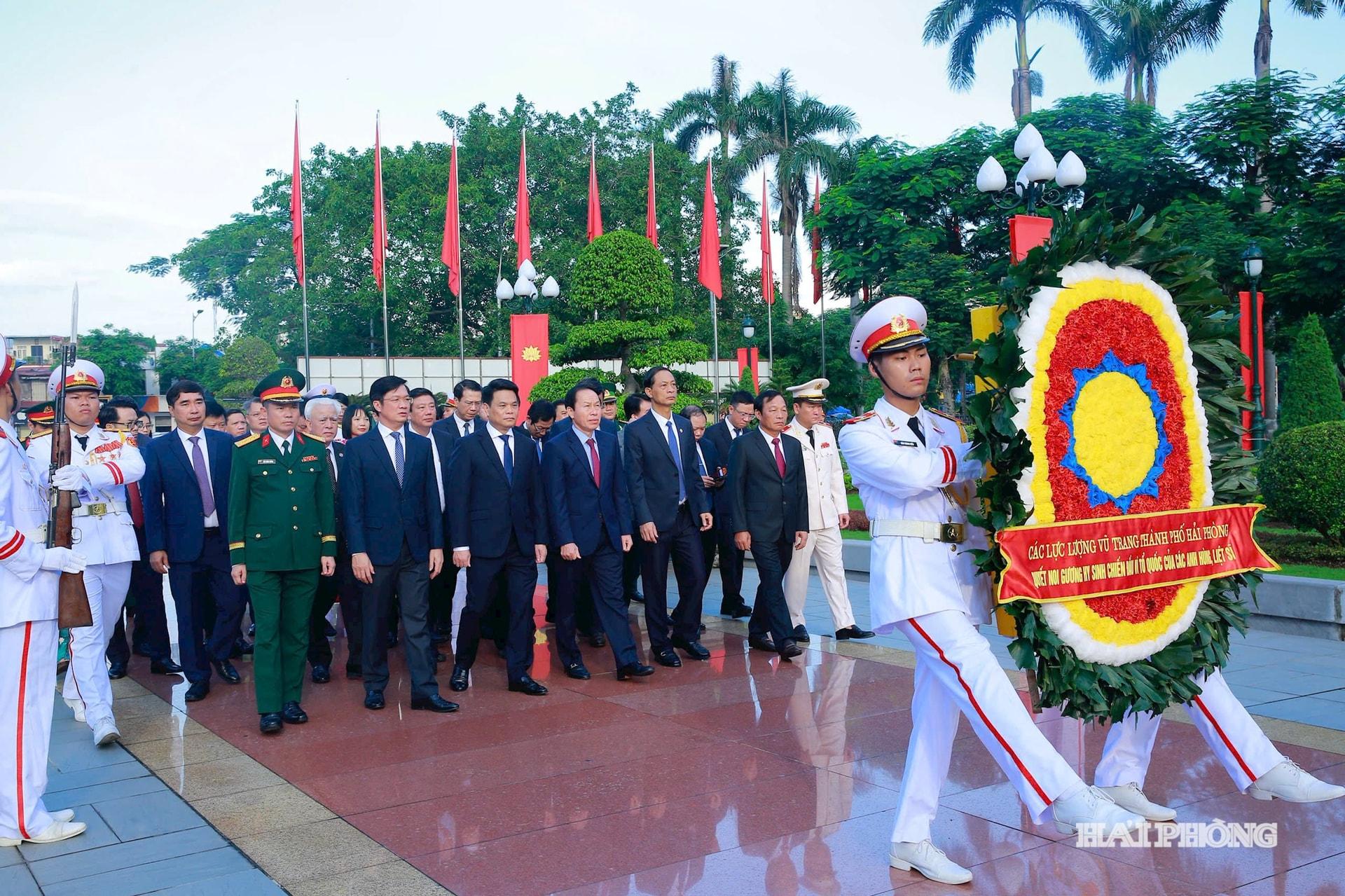 Đồng chí Lê Tiến Châu, Ủy viên Trung ương Đảng, Bí thư Thành ủy, Trưởng đoàn Đại biểu Quốc hội Hải Phòng cùng các đồng chí lãnh đạo thành phố dâng hương tưởng niệm các Anh hùng liệt sĩ tại Đài tưởng niệm các Anh hùng liệt sĩ thành phố