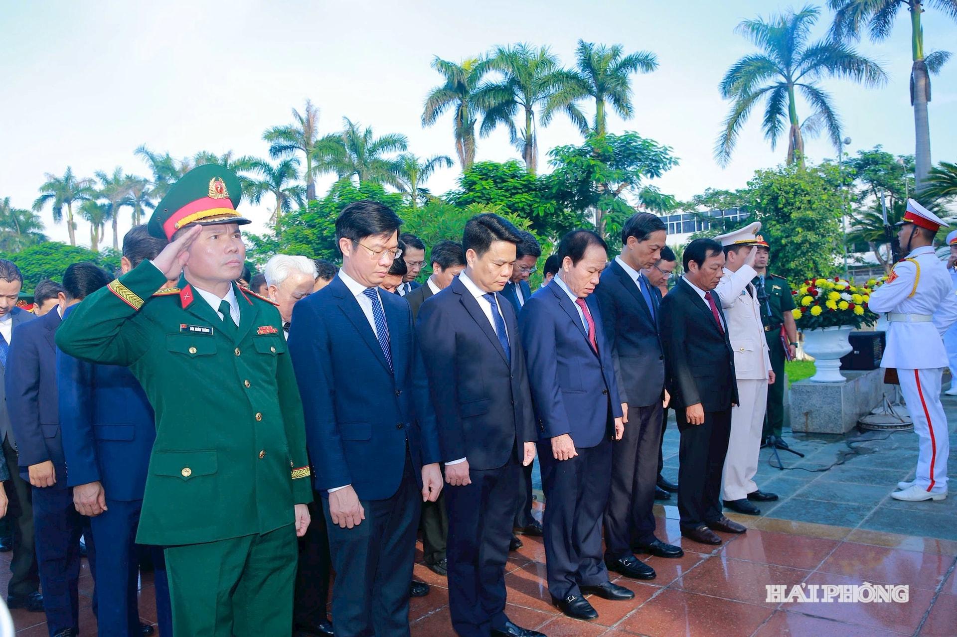 Đồng chí Lê Tiến Châu, Ủy viên Trung ương Đảng, Bí thư Thành ủy, Trưởng đoàn Đại biểu Quốc hội Hải Phòng cùng các đồng chí lãnh đạo thành phố dâng hương tưởng niệm các Anh hùng liệt sĩ tại Đài tưởng niệm các Anh hùng liệt sĩ thành phố