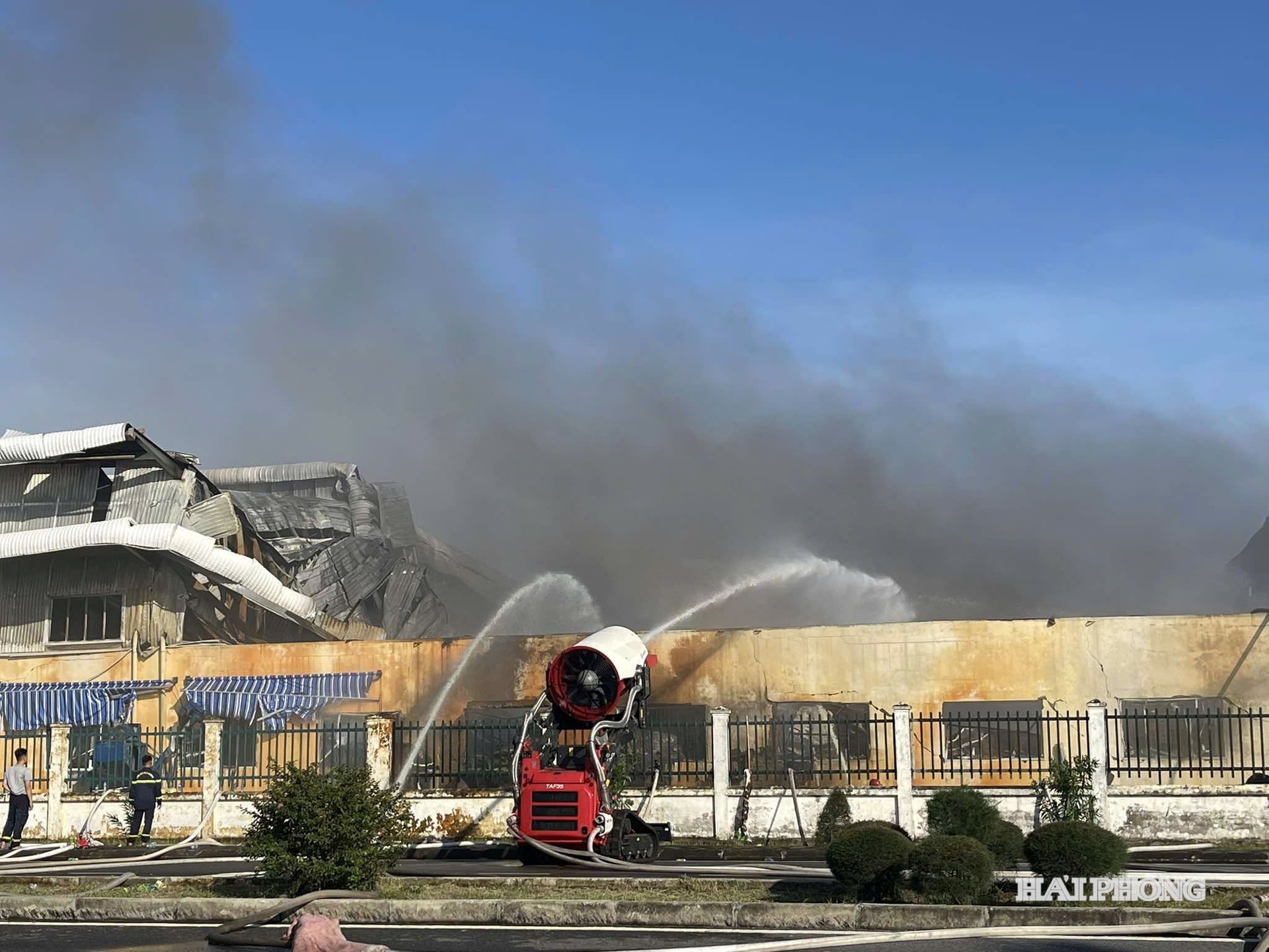 Lực lượng Phòng cháy chữa cháy sử dụng robot chữa cháy