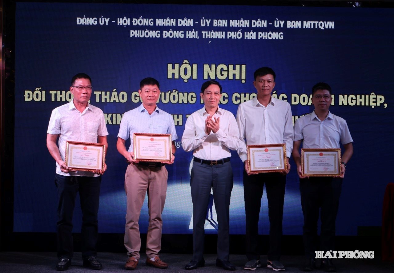 Lãnh đạo Đảng ủy phường Đông Hải trao giấy khen tặng các doanh nghiệp, hộ kinh doanh tiêu biểu