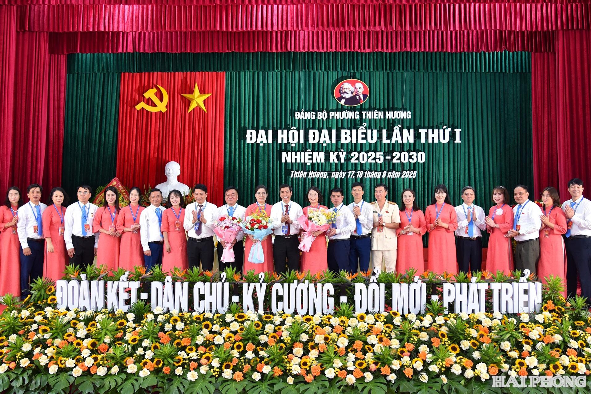 Ban Chấp hành Đảng bộ phường Thiên Hương ra mắt đại hội.
