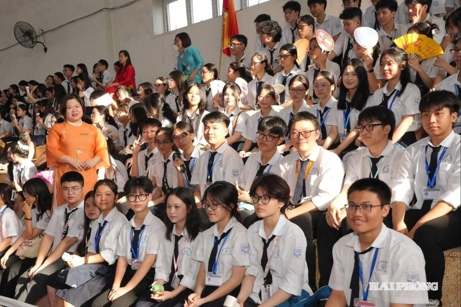 hoc-sinh-chuyen-nguyen-trai-1-.jpg
