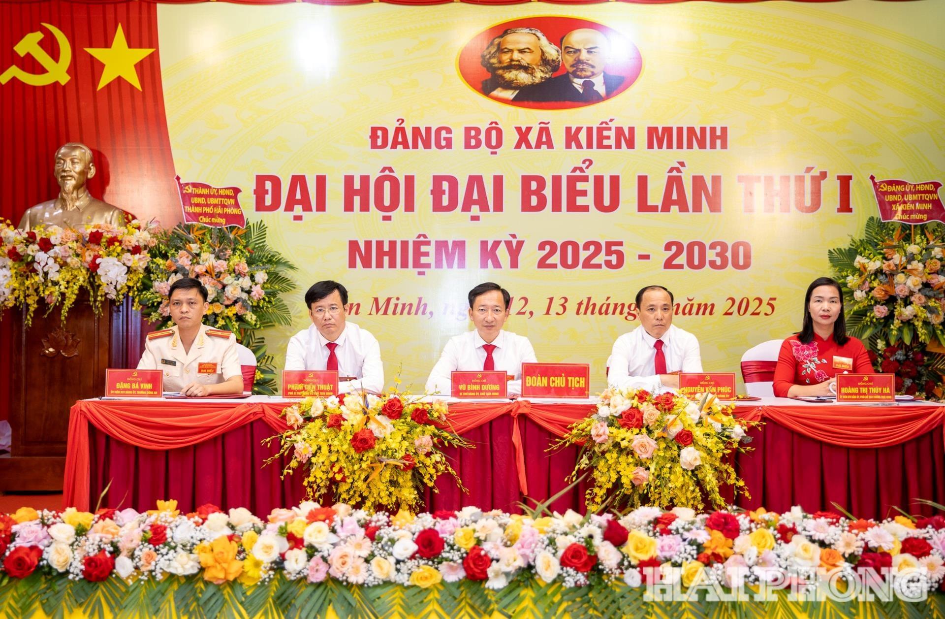 Đoàn chủ tịch đại hội