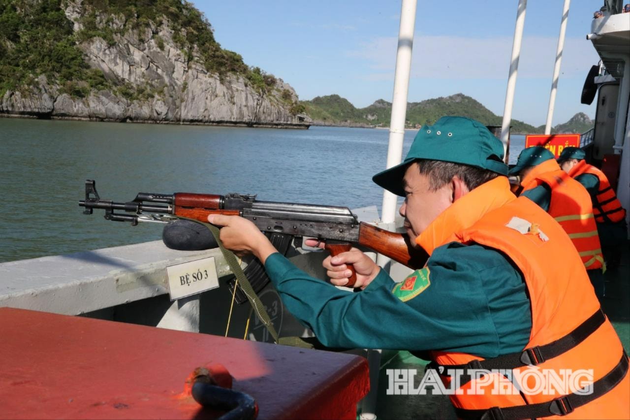 Cán bộ, chiến sĩ tự vệ biển thực hiện nội dung kiểm tra bắn đạn thật trên biển