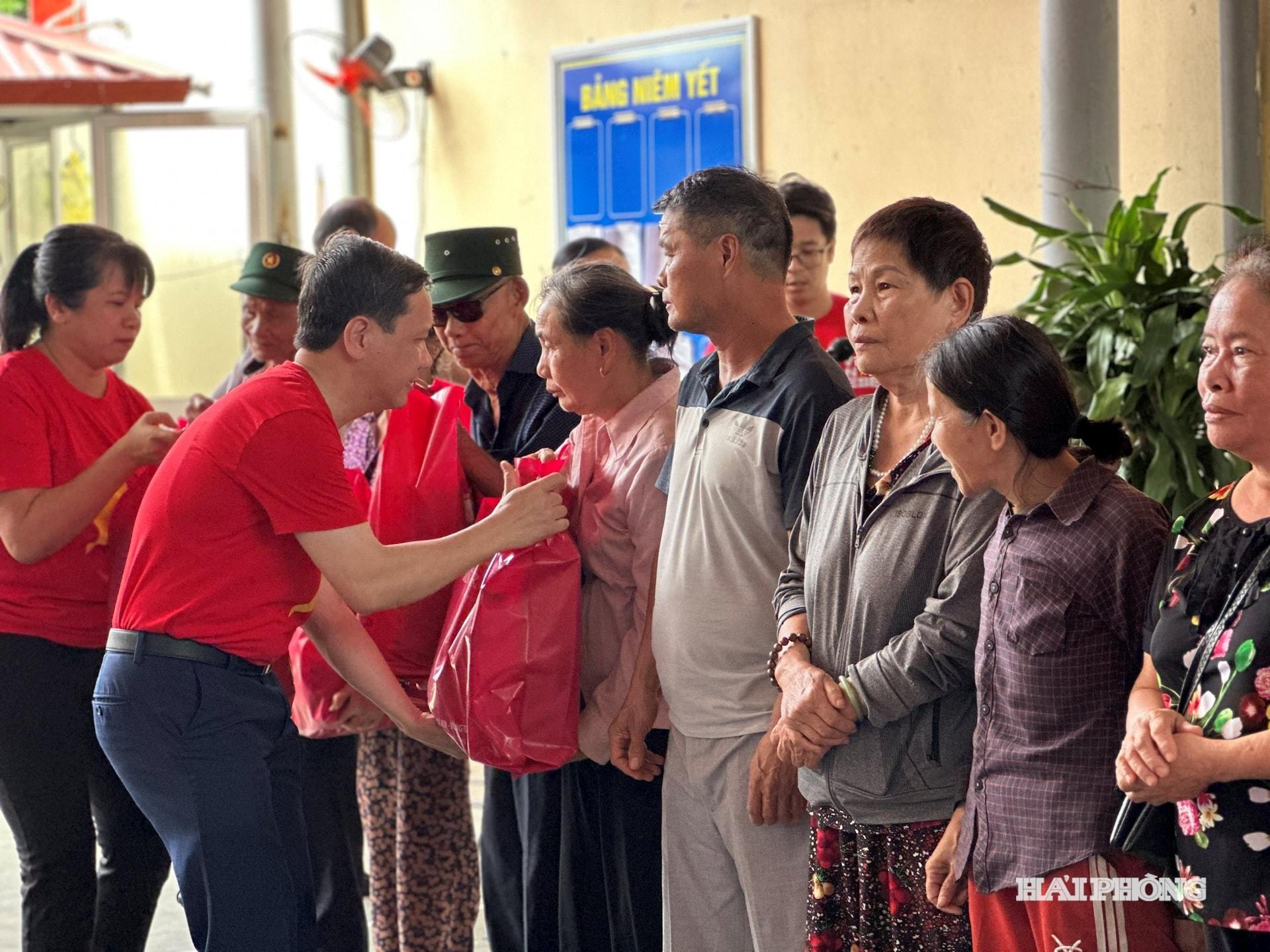 Chủ tịch UBND phường Ngô Quyền Nguyễn Quốc Thái trao quà tặng các hộ dân