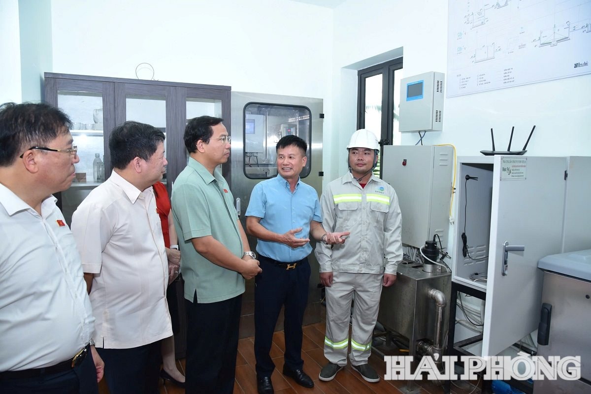 Đoàn giám sát của Quốc hội giám sát tại Khu công nghiệp Nam Cầu Kiền vào sáng 5-8-2025. Ảnh: Trung Kiên.