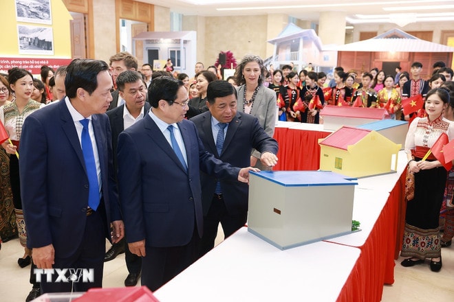 Thủ tướng Phạm Minh Chính tham quan mô hình thiết kế nhà tại các địa phương. (Ảnh: Dương Giang/TTXVN) ttxvn-thu-tuong-chu-tri-hoi-nghi-tong-ket-chuong-trinh-va-phong-trao-thi-dua-ca-nuoc-chung-tay-xoa-nha-tam-nha-dot-nat-8234904-4.jpg