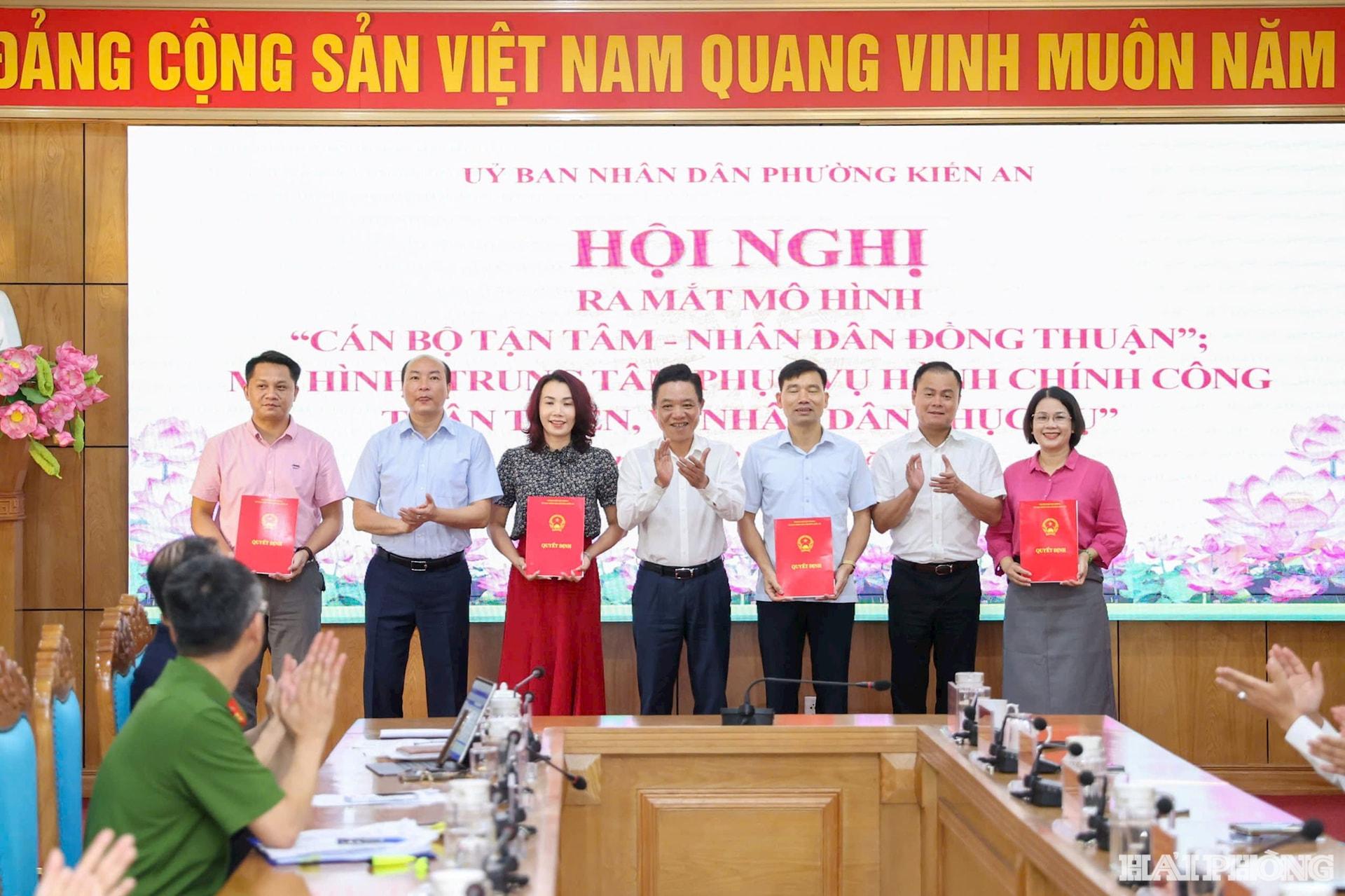 Các đồng chí lãnh đạo phường trao quyết định thành lập các mô hình