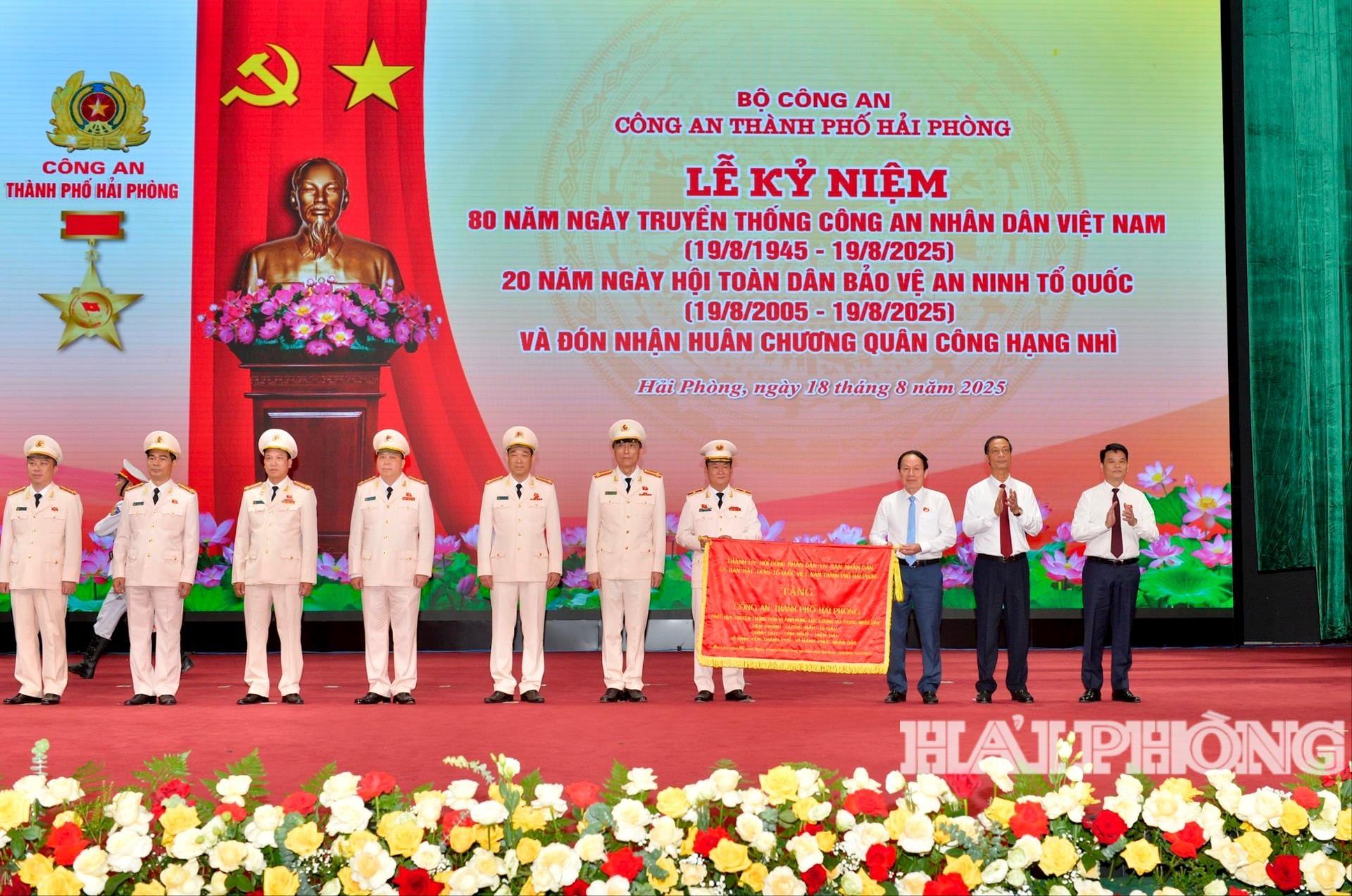 Đồng chí Lê Tiến Châu, Uỷ viên Ban chấp hành Trung ương Đảng, Bí thư Thành uỷ, Trưởng đoàn Đại biểu Quốc hội thành phố trao Bức trướng tặng Công an thành phố Hải Phòng.