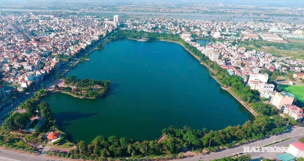 Hồ điều hòa Bạch Đằng diện tích hơn 20 ha là điểm nhấn cảnh quan và phục vụ điều tiết nước mưa khu vực đô thị phía Tây thành phố