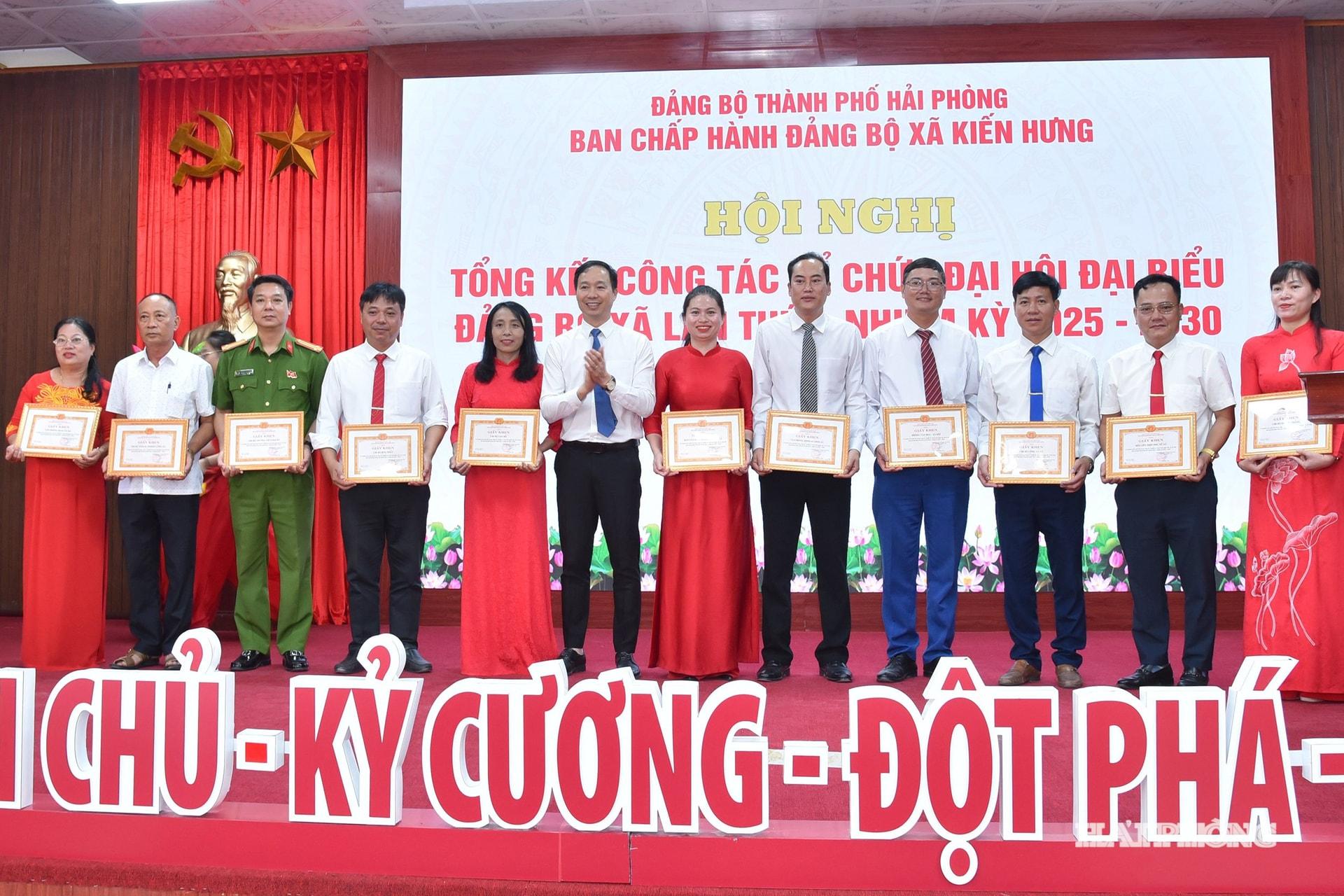 Lãnh đạo xã Kiến Hưng trao giấy khen tặng các tập thể và cá nhân có thành tích xuất sắc trong công tác tổ chức Đại hội Đảng bộ xã Kiến Hưng.